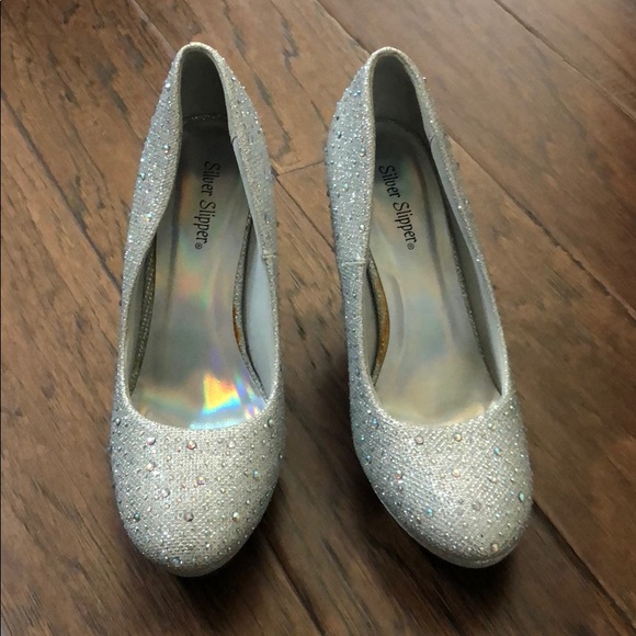 Silver Heels - Picture 3 of 3